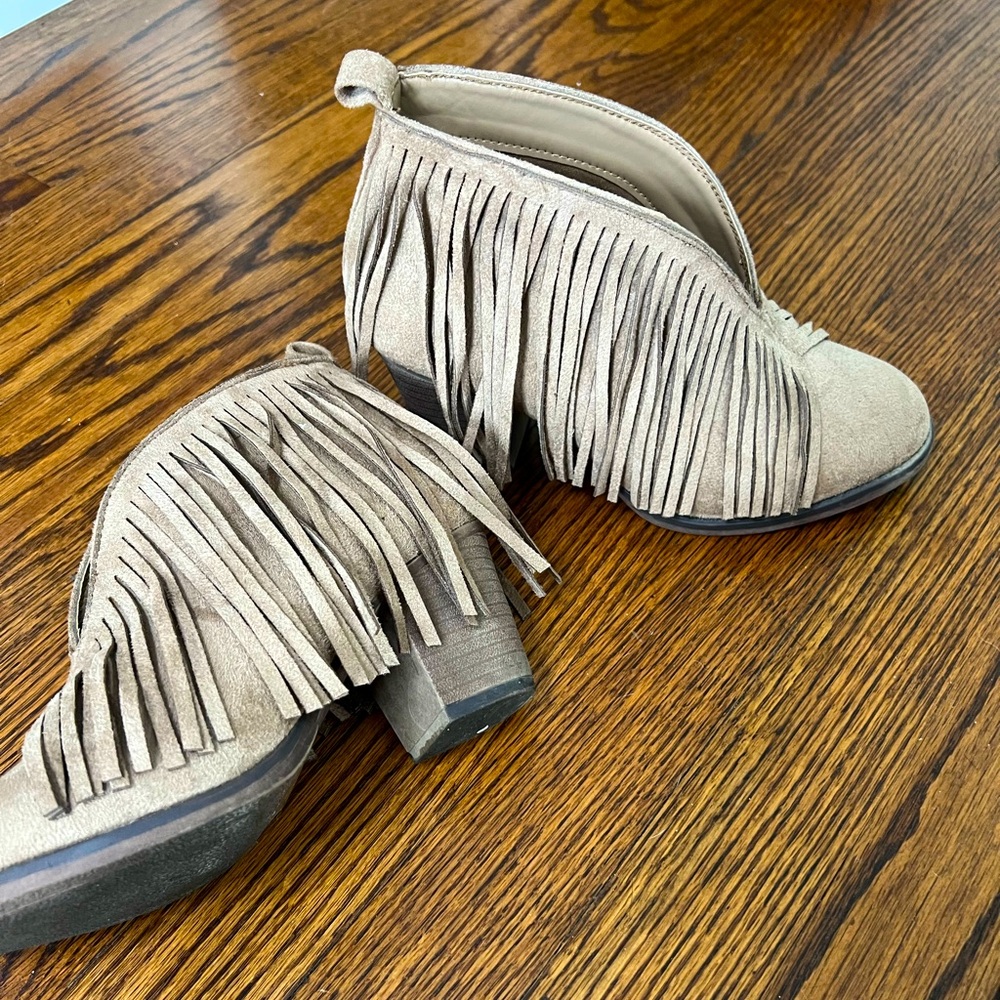 Size 6 brown/tan booties with fringe detailing and rounded toe.